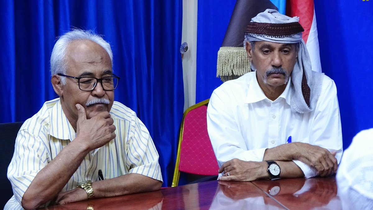 stc_hadramout_v's tweet photo. تنفيذية انتقالي وادي وصحراء حضرموت تناقش مستجدات المرحلة وتستعرض الأداء التنظيمي

الأحد - 27 سبتمبر 2026م/ سيئون - إدارة الإعلام والثقافة بالهيئة

عقدت الهيئة التنفيذية المساعدة للمجلس الانتقالي الجنوبي العربي لشؤون مديريات وادي وصحراء حضرموت، اليوم الأحد، اجتماعها الدو��ي الثاني لشهر سبتمبر، برئاسة عضو هيئة رئاسة المجلس، رئيس الهيئة، عبدالملك محسن التميمي.

وفي مستهل الاجتماع، الذي حضره عضو المجلس الاستشاري، أحمد الحامد، ورئيس تنفيذية انتقالي سيئون، عبدالرحمن الجفري، نقل التميمي تحيات الرئيس القائد عيدروس الزُبيدي، رئيس المجلس الانتقالي الجنوبي العربي، ووضاح الحالمي، عضو هيئة الرئاسة، الأمين العام للأمانة العامة، مشيدًا بالجهود المبذولة لتعزيز العمل التنظيمي والمؤسسي وخدمة أبناء وادي وصحراء حضرموت.

واستعرض التميمي مستجدات الأوضاع على الساحة الحضرمية بشكل خاص، والجنوبية بشكل عام، وما تشهده من تطورات سياسية وميدانية، مؤكدًا أهمية مواصلة الجهود وتعزيز التنسيق لمواكبة التطورات الراهنة.

وشدد المجتمعون على أهمية رفع مستوى الجاهزية والاستعداد لأي طارئ، وتعزيز اليقظة والتنسيق المجتمعي والتنظيمي، بما يواكب مستجدات الأوضاع ويحافظ على أمن واستقرار حضرموت والجنوب.

وأكد المجتمعون تمسك أبناء الجنوب بقضيتهم وحقهم في تقرير مصيرهم، مشيرين إلى أهمية الحفاظ على وحدة الصف وتعزيز العمل السياسي والتنظيمي والمجتمعي بما يخدم تطلعات أبناء الجنوب.

واستعرض مدير الإدارة التنظيمية، أحمد بن إسحاق، التقرير التنظيمي الدوري للفصل الثالث من العام 2026، متضمنًا مستوى تنفيذ الخطط والبرامج التنظيمية، إلى جانب سير العمل التنظيمي في مديريات وادي وصحراء حضرموت، وأبرز الصعوبات والمعوقات وسبل معالجتها، بما يسهم في تعزيز مستوى الأداء خلال المرحلة المقبلة.

وناقش الاجتماع الاستعدادات الجارية لإحياء الذكرى الـ63 لثورة 14 أكتوبر المجيدة، مؤكدًا أهمية التحضير الجيد للفعاليات والأنشطة المصاحبة لهذه المناسبة، بما يعكس مكانتها في الذاكرة الوطنية الجنوبية.

وخرج الاجتماع بعدد من القرارات والتوصيات الهادفة إلى تعزيز الأداء التنظيمي، وتفعيل دور الإدارات والهيئات المحلية في مديريات وادي وصحراء حضرموت، ومواصلة العمل بما يخدم أبناء المحافظة والجنوب.

🔹 صفحتنا على فيسبوك:
الهيئة التنفيذية المساعدة للمجلس الانتقالي الجنوبي العربي لشؤون مديريات وادي وصحراء حضرم��ت
https://t.co/sC45BVklAu

🔹 حسابنا على منصة إكس (X):
الهيئة التنفيذية المساعدة للمجلس الانتقالي الجنوبي العربي لشؤون مديريات وادي وصحراء حضرموت
 https://t.co/bjqX1zPtu1