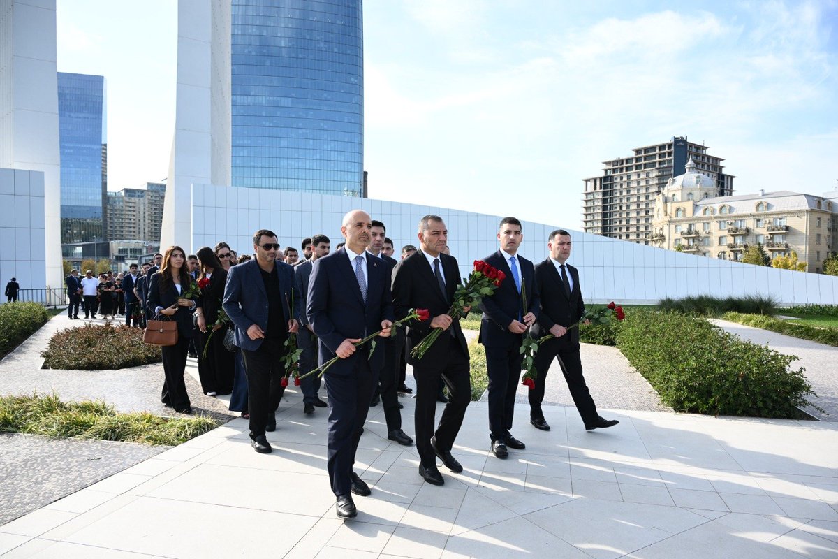 ataa_aze's tweet photo. DTA rəhbərliyi və kollektivi, tabe qurumların əməkdaşları, ATAA üzvləri və turizm sənayesinin  nümayəndələri 27 Sentyabr – Anım Günü ilə əlaqədar  8 Noyabr – Zəfər Gününü əks etdirən memorial abidəni ziyarət edib  şəhidlərin xatirəsini dərin hörmət və ehtiramla yad ediblər. https://t.co/xMcv3Qar8A
