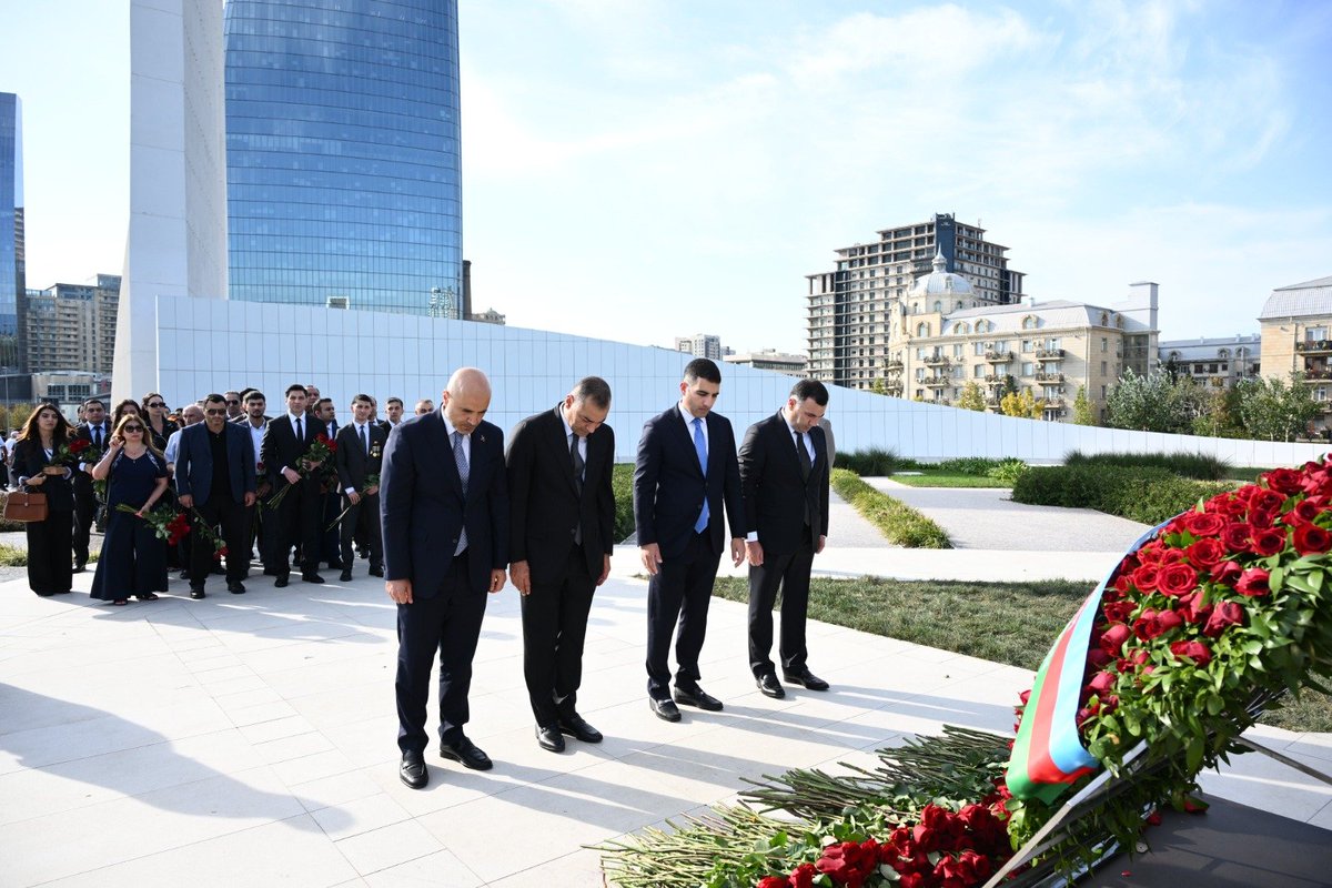ataa_aze's tweet photo. DTA rəhbərliyi və kollektivi, tabe qurumların əməkdaşları, ATAA üzvləri və turizm sənayesinin  nümayəndələri 27 Sentyabr – Anım Günü ilə əlaqədar  8 Noyabr – Zəfər Gününü əks etdirən memorial abidəni ziyarət edib  şəhidlərin xatirəsini dərin hörmət və ehtiramla yad ediblər. https://t.co/xMcv3Qar8A