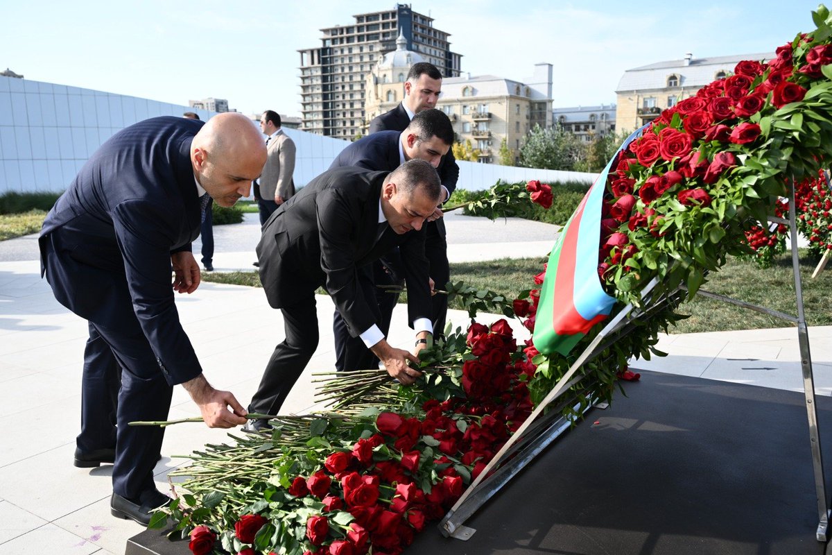 ataa_aze's tweet photo. DTA rəhbərliyi və kollektivi, tabe qurumların əməkdaşları, ATAA üzvləri və turizm sənayesinin  nümayəndələri 27 Sentyabr – Anım Günü ilə əlaqədar  8 Noyabr – Zəfər Gününü əks etdirən memorial abidəni ziyarət edib  şəhidlərin xatirəsini dərin hörmət və ehtiramla yad ediblər. https://t.co/xMcv3Qar8A