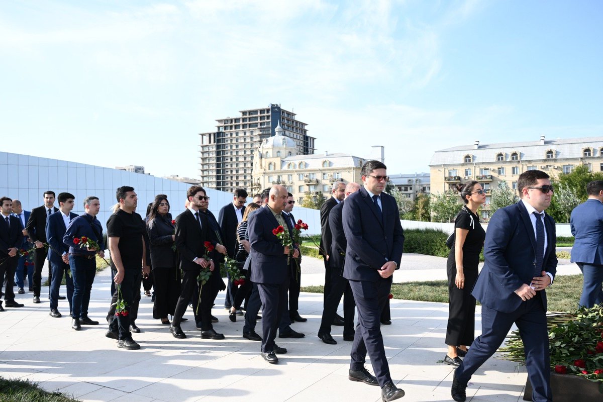 ataa_aze's tweet photo. DTA rəhbərliyi və kollektivi, tabe qurumların əməkdaşları, ATAA üzvləri və turizm sənayesinin  nümayəndələri 27 Sentyabr – Anım Günü ilə əlaqədar  8 Noyabr – Zəfər Gününü əks etdirən memorial abidəni ziyarət edib  şəhidlərin xatirəsini dərin hörmət və ehtiramla yad ediblər. https://t.co/xMcv3Qar8A