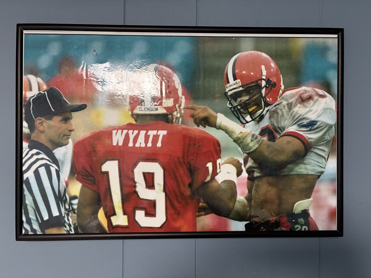 ShowtimeRip's tweet photo. When did they make tackling by a DB against the rules? What a sh*tty rule!!! But it seems players like itπ€·πΌββοΈ! #Collegefb #oldschool #dbs https://t.co/fdcVq91Yjy