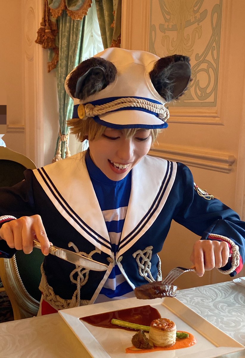 tonocostwst's tweet photo. コロンビアのコース料理を🏹と🐺と食べてるとき『〇〇とデートに来たに使っていいよ』に使える写真を撮ってたんだけど、、、

『人の金で食べる肉はうまいっすね〜！！』にしかならないラギーだった😂
雰囲気合わなwww https://t.co/u9OnboKqNS