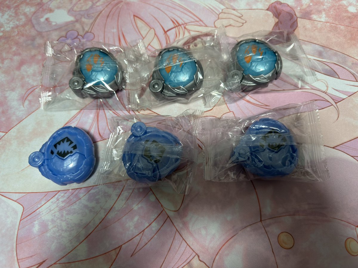 S_R_R_tea_party's tweet photo. なんでそれぞれ別の店で買ってるとはいえ6箱剥いてワニ×3レア×3になるんだよ……(困惑) https://t.co/xDwd5sni63