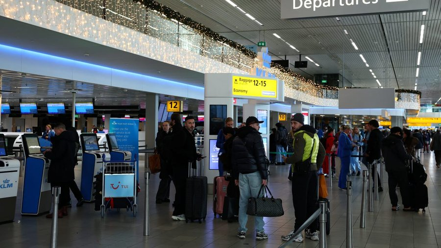 JoopSoesan's tweet photo. 'Heksenjacht': Israëlische passagiers aangehouden en gefouilleerd op Nederlandse luchthaven nu Nederland importcontroles start wegens het handhaven van het importverbod op goederen uit Israëlische nederzettingen op de Westelijke Jordaanoever, waarbij Israëlische reizigers melding maken van grondige bagagecontroles op Nederlandse luchthavens. https://t.co/Lmu53p7Lq5