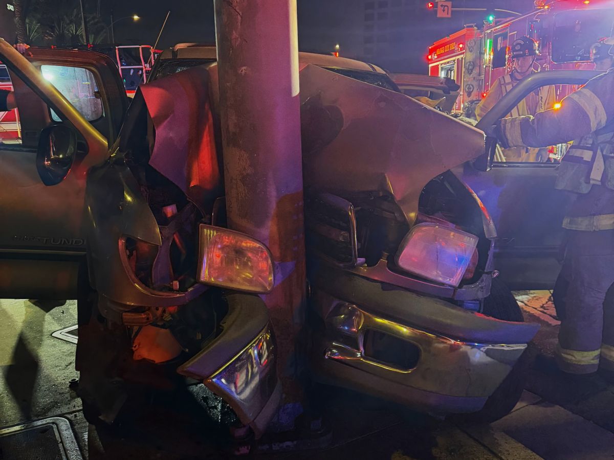NewSantaAnaBlog's tweet photo. Two trapped after pick-up truck slams into light pole in Orange; firefighters perform heavy rescue

https://t.co/iQmwEH4rQu

A serious single‑vehicle collision late last night at Chapman Avenue and Manchester Avenue left two occupants trapped after their SUV struck a light pole with significant force.