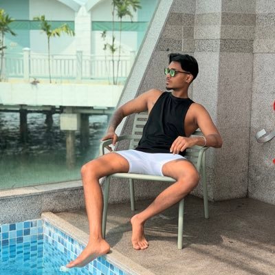 SGpaiyanB's tweet photo. This one kuji sapi punde Infront people act like straight 😒  but behind  search for uncle kuji 🤣🤣 https://t.co/CtCvE0mRIm