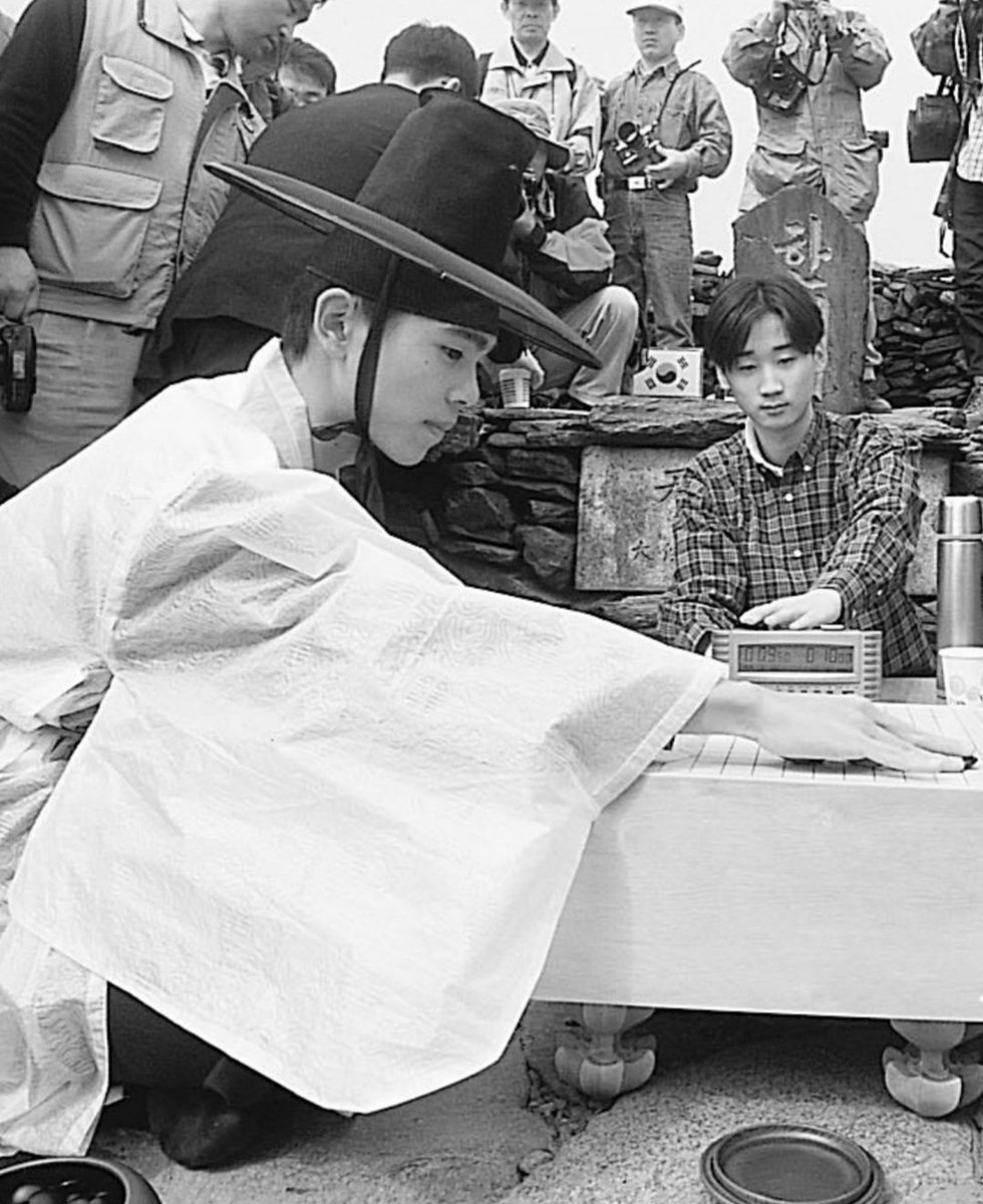 jungyuck199248's tweet photo. 두 공자를 현실의 수렁에 빠뜨리고 싶다... 제때 알맞게 정리했으면 미련은 남아도 계속 아름다울 텐데 젊은 혈기로 차마 놓지 못하다가 커다란 스노우볼을 맞이했으면 좋겠다
씁쓸하고 건조한 미래에서 그 변곡점을 돌아보며 두고두고 반추하게 만들고 싶다 https://t.co/kNEplsEPUg