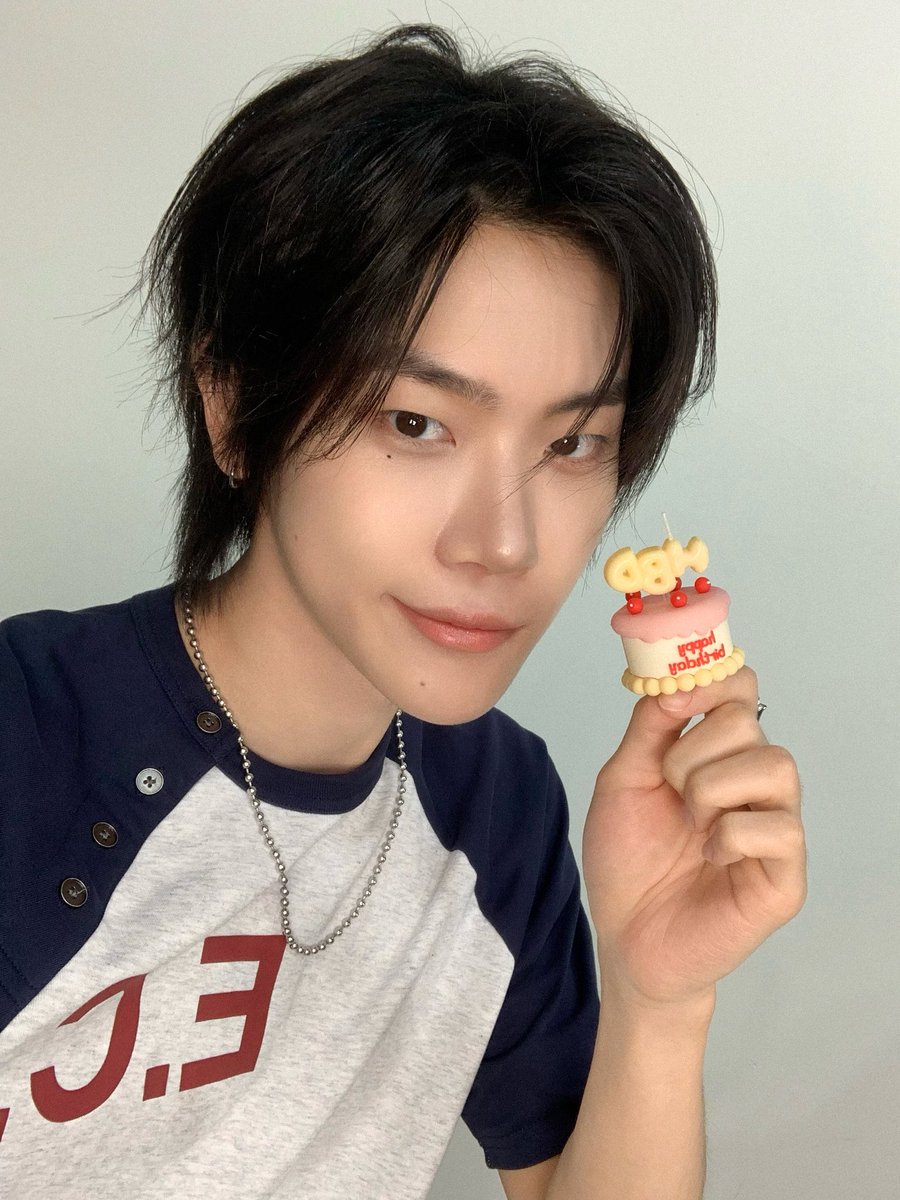 CYE_MEMBERS7's tweet photo. 오늘 클로저들과 멤버들한테 축하 많이 받아서 부끄럽지만 좋았다! ㅎㅎ 내 생일이니까 클로저가 더 행복한 날이었길 바라~ 사랑해❤

ps.포토이즘 장여준 포즈가 부담스럽긴 하더라😅 

#장여준 #JANGYEOJUN 
#CLOSEYOUREYES #클로즈유어아이즈
#CYE #클유아 https://t.co/G788dgQ3le