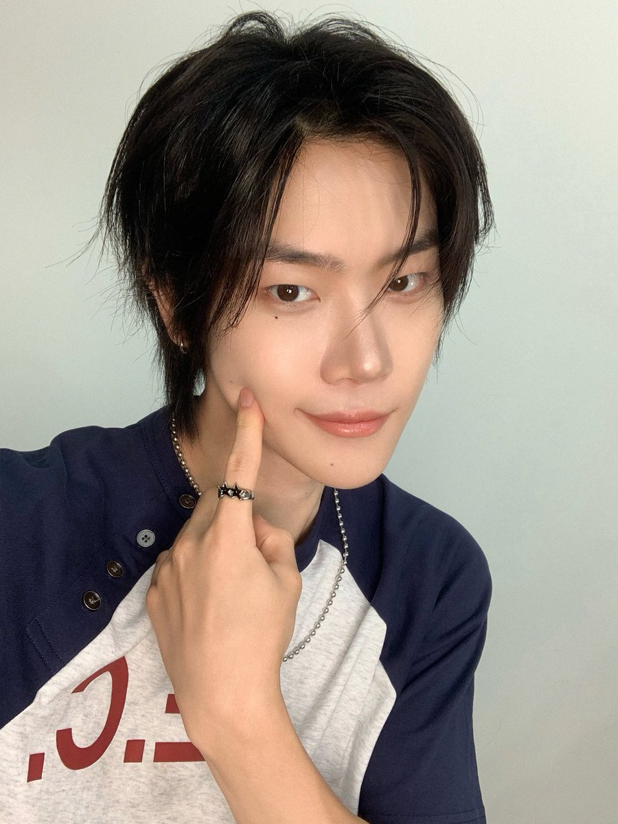 CYE_MEMBERS7's tweet photo. 오늘 클로저들과 멤버들한테 축하 많이 받아서 부끄럽지만 좋았다! ㅎㅎ 내 생일이니까 클로저가 더 행복한 날이었길 바라~ 사랑해❤

ps.포토이즘 장여준 포즈가 부담스럽긴 하더라😅 

#장여준 #JANGYEOJUN 
#CLOSEYOUREYES #클로즈유어아이즈
#CYE #클유아 https://t.co/G788dgQ3le