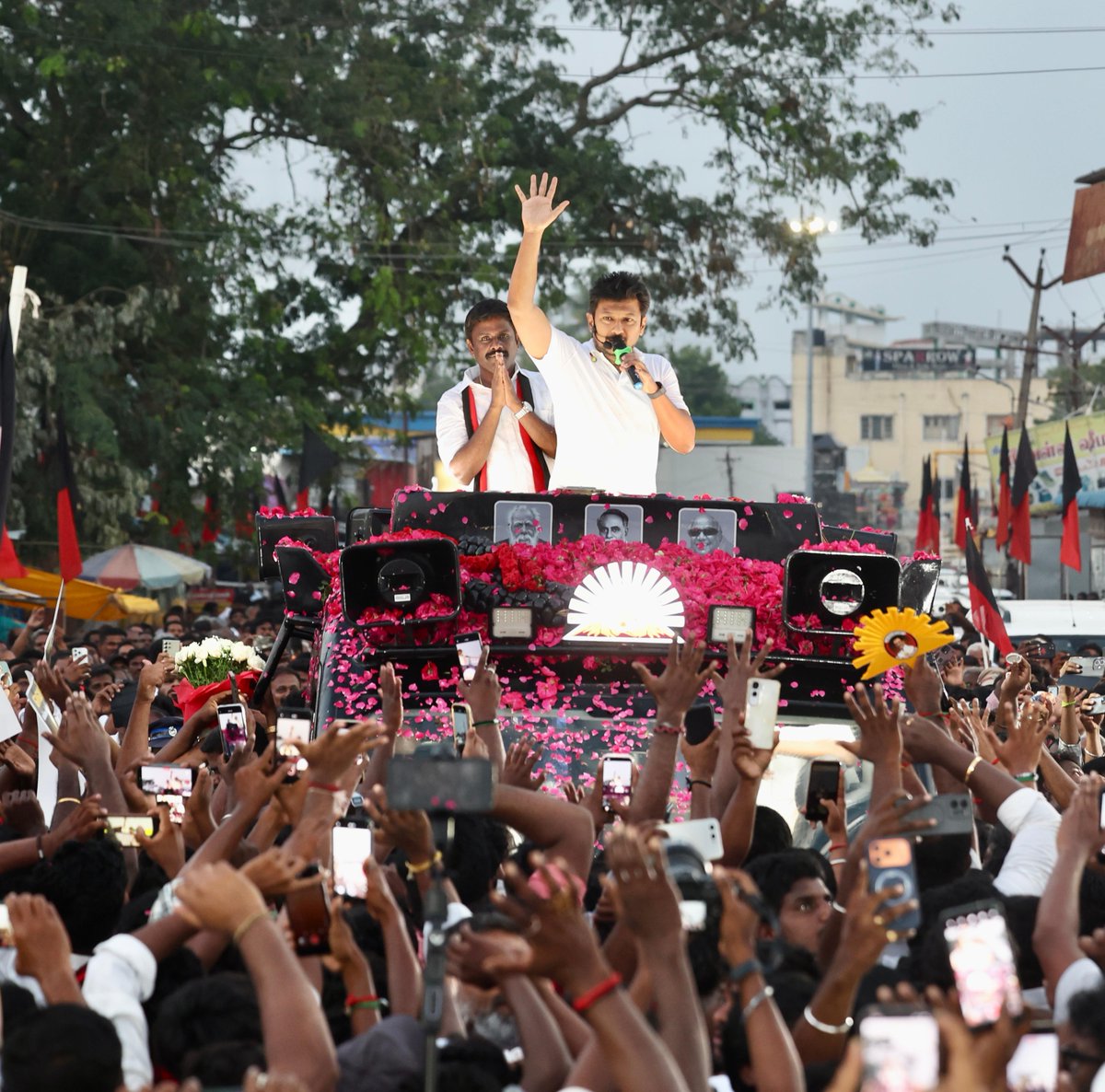 dmk_youthwing's tweet photo. மதச்சார்பற்ற முற்போக்குக் கூட்டணியின் மதுராந்தகம் தொகுதிக் கழக வெற்றி வேட்பாளர் வழக்கறிஞர் @iparanthamen அவர்களை ஆதரித்து, கழக இளைஞர் அணிச் செயலாளர் @Udhaystalin அவர்கள் பரப்புரை.  

#VoteForDMK #DMK4TN #Maduranthakam #Paranthamen https://t.co/cXlwDHvjZQ
