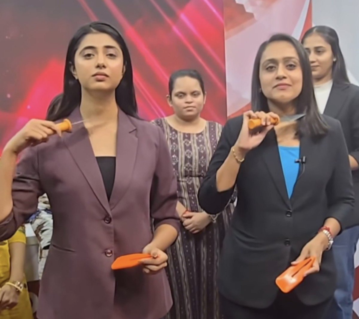 Muslim_ITCell's tweet photo. VHP leader Jwalit Mehta walked into the 24 Gujarat newsroom and distributed trishuls to women anchors.

They don’t reject it.They press trishuls against their own throats on camera. Who were they really pointing at?

The Information & Broadcasting Ministry watched this circus and said nothing. @MIB_India