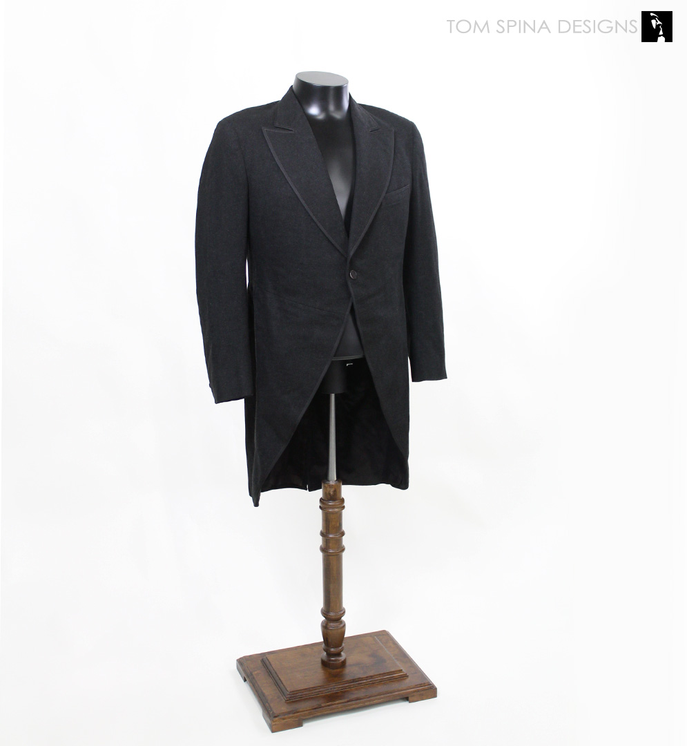 TomSpinaDesigns's tweet photo. Any #MarxBrothers fans here? To do justice to this screen-worn #GrouchoMarx tailcoat from 1935's A Night at the Opera, we paired a custom half-mannequin to closely match the actor's form with a sophisticated carved wood base. 

https://t.co/vupHRaage3

#TomSpinaDesigns https://t.co/YFitPhXnwS