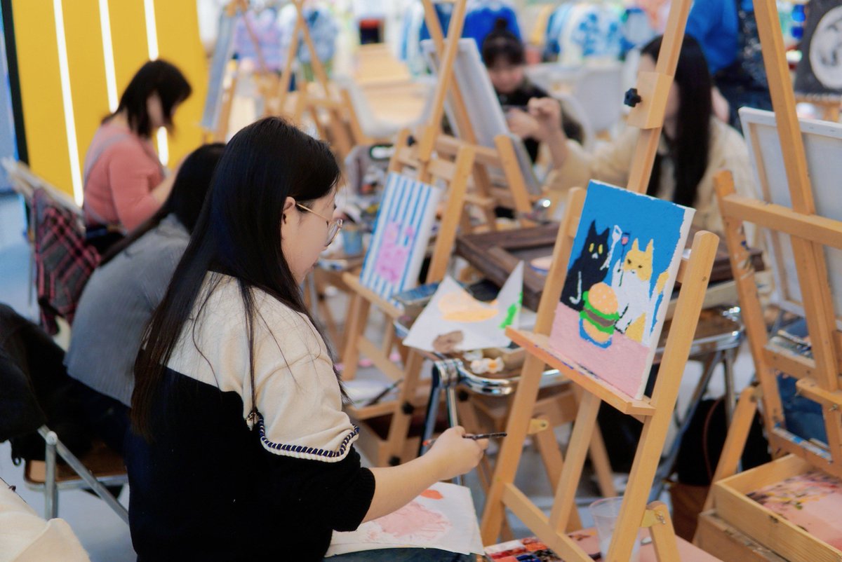 SimonneMaswk2's tweet photo. Gran taller de dibujo para miembros del Club Creativo este sábado, 16 h en el aula 3! Ven a aprender técnicas nuevas y hacer amigos. https://t.co/w37nRb9tVB