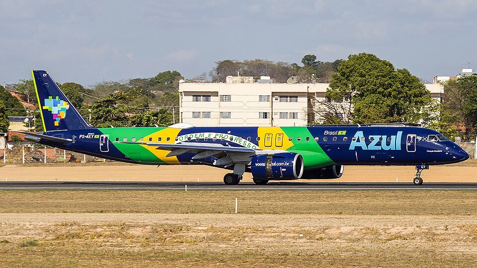 AnaliseGeopol's tweet photo. 🇧🇷🇺🇸 Aeronaves Embraer E195-E2 sofreram interferência em seus sistemas de navegação, causada por satélite militar dos EUA. Aviões E2 de diversas companhias aéreas do mundo, incluindo a brasileira Azul, foram obrigados a suspender o voo das aeronaves no dia 22 de setembro de 2026, com o satélite militar NTS-3 dos EUA interferindo nos sinais de GPS utilizados pelos aviônicos embarcados nas aeronaves da Embraer.