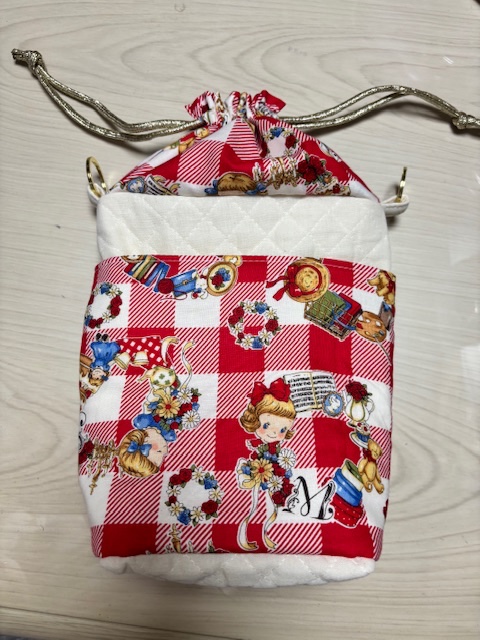 item_goods's tweet photo. 久しぶりに朝までゲームで徹夜してしまい、昼過ぎに起きて裁縫した🙄
好みは分かれそうだけど、久しぶりに会う幼馴染に押し付けよ。一応本人イメージで柄を選んだ。
ポシェット的なやつ。 https://t.co/HGJ0IVHJfV
