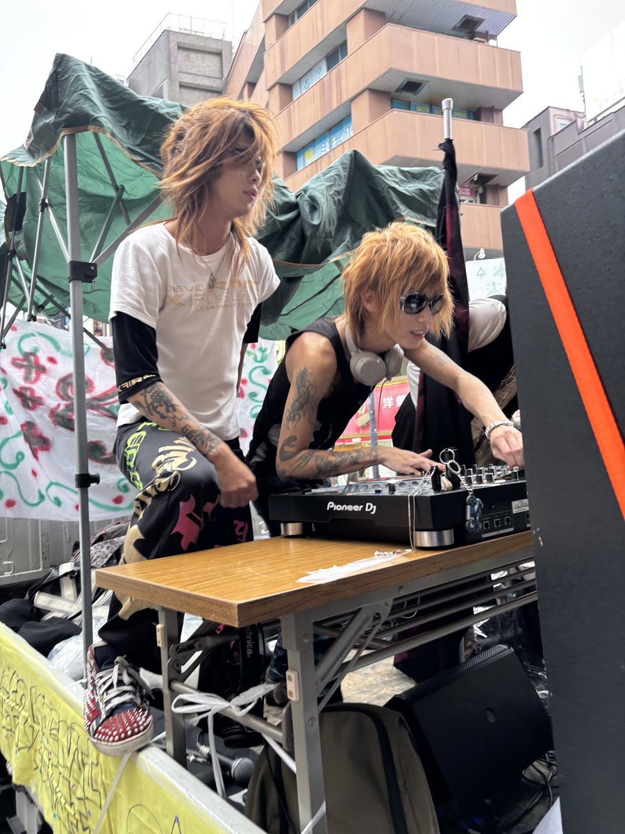 karin_amamiya's tweet photo. 今日の高円寺再開発反対デモで撮れたエモい写真を載せておきます。 https://t.co/PQbNmbK0YA