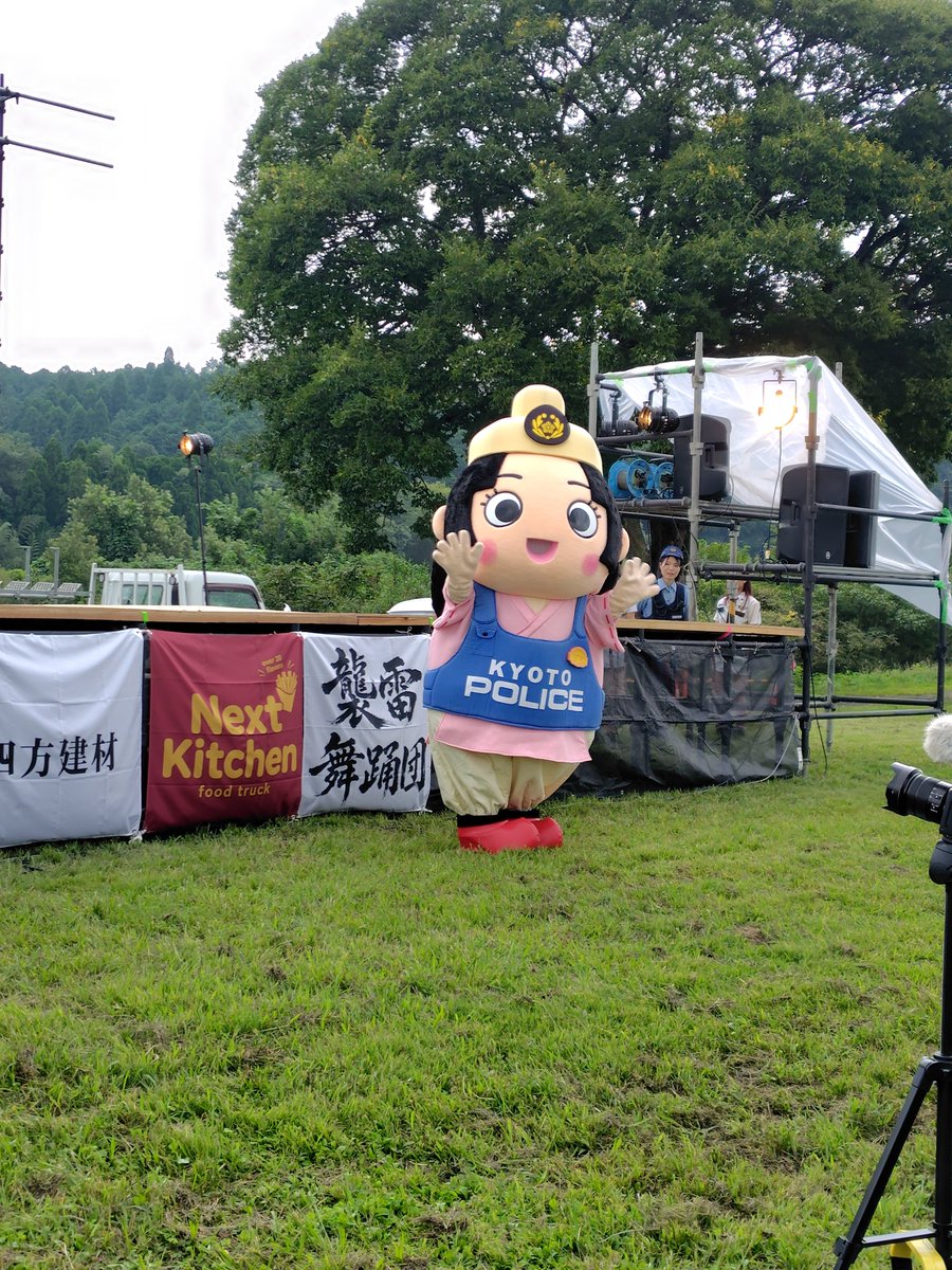 srhshrnr's tweet photo. 今日は綾舞というダンス踊りよさこいのイベントでたくさんの元気をもらいました😊
司会はなんと鈴江奈々アナです😲
途中から長時間雨が降り続き何もかもビッショビショです🥲
鳥取や四国から来てた方も濡れたまま帰って行かれました🥺大丈夫かな🤔 https://t.co/7EoUloC6C2