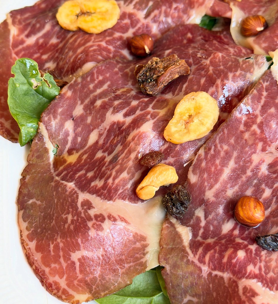 ReynaGeetercm's tweet photo. From our new summer menu: Angus carpaccio with nuts. A light yet hearty and flavorful appetizer, perfect for starting your lunch or dinner the right way. Seafood, meat, vegetarian dishes, and Roman-style pizza await you at our beautiful venue. https://t.co/udA3yTh7Y1