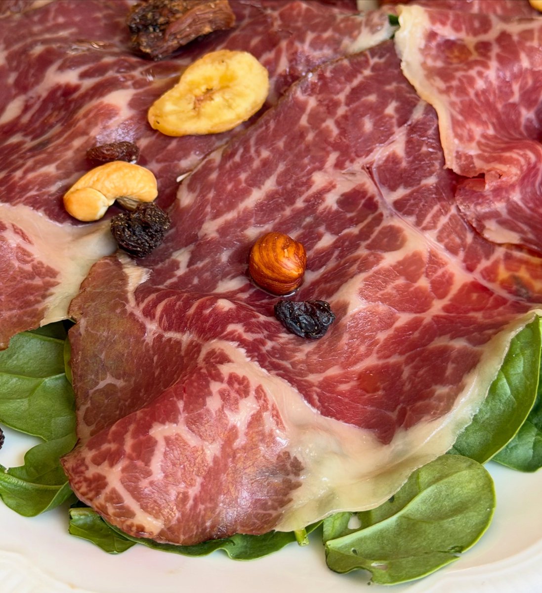 ReynaGeetercm's tweet photo. From our new summer menu: Angus carpaccio with nuts. A light yet hearty and flavorful appetizer, perfect for starting your lunch or dinner the right way. Seafood, meat, vegetarian dishes, and Roman-style pizza await you at our beautiful venue. https://t.co/udA3yTh7Y1