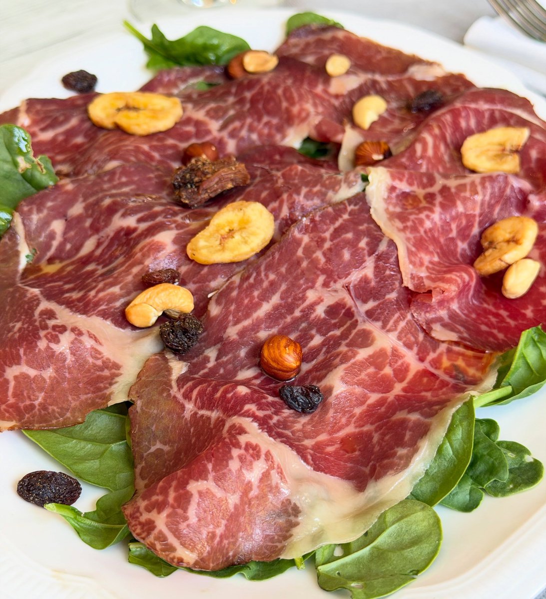 ReynaGeetercm's tweet photo. From our new summer menu: Angus carpaccio with nuts. A light yet hearty and flavorful appetizer, perfect for starting your lunch or dinner the right way. Seafood, meat, vegetarian dishes, and Roman-style pizza await you at our beautiful venue. https://t.co/udA3yTh7Y1