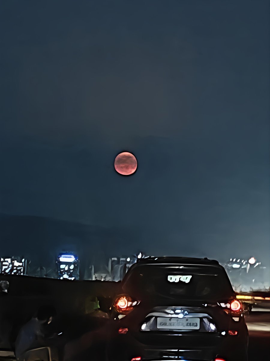 bvnbhargava's tweet photo. Red moon??
It was mesmerizing to see the moon today..
No camera can match human eye still, this was the best I could manage
#redmoon #nature https://t.co/GfRM06daeW