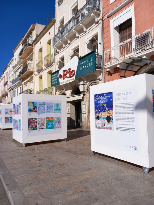 corinneco2's tweet photo. Les affiches concours de la ST LOUIS exposées #Sete avec mon affiche.😊Le jouteur sourire malicieux tenant son pavois avec 1💙- l'endroit qu'il faut ateindre pour gagner. J'ai voulu symboliser l'esprit de partage et de respect des jouteurs, au delà de la compétition.
4 photos📸 https://t.co/obwvAAymhv
