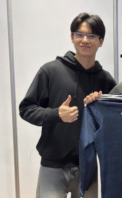 _nachalucha_'s tweet photo. ตี๋แว่น ม๋าเด้ก ใส่ฮู้ดไม่เซ็ทผมแล้วเป็นวัยรุ่นม.ปลายมากก✨🐾

#yinyin_anw https://t.co/rMXOisoqS5