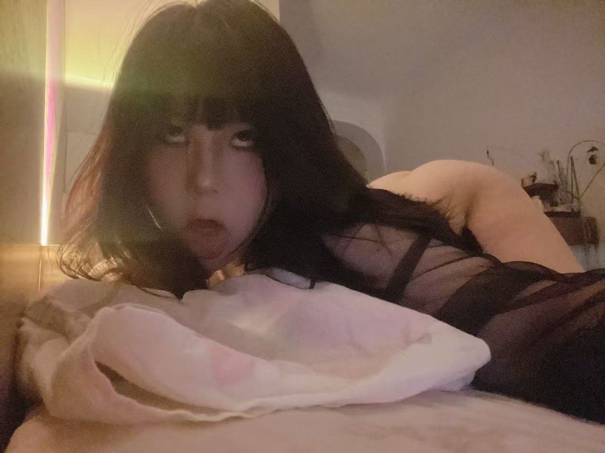 RusyaMy's tweet photo. 叔叔阿姨不好意思啊。好像不小心把你女儿调傻了。 主要也怪你女儿太不禁用刚开始拒绝的那么激烈我还以为能坚持得久一点 没想到就摁着头强奸两次嘴穴 刻在DNA里的裹屌套基因就抑制不住了 每天除了裹着鸡巴前后套弄就是用舌头刮包���垢吃🖤
当然别担心用她的脸当雌肉内裤用腻了就还给你们哈🖤#死妈 #社死 https://t.co/1rPeTvxeTa