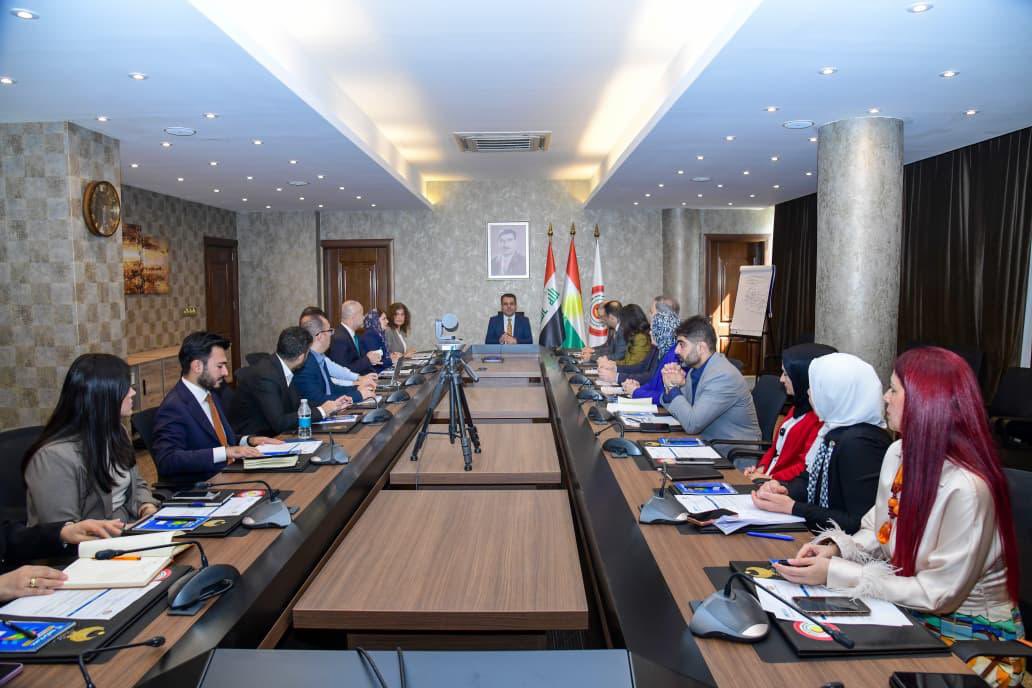 WHOIraq's tweet photo. رێکخراوی تەندروستی جیهانی (WHO) لە عێراق و وەزارەتی تەندروستی حکومەتی هەرێمی کوردستان کۆبوونەوەیەکیان ئەنجامدا بۆ پێشخستنی پرۆسەی ئامادەکردنی «ستراتیژی هاوکاری وڵات» ی رێکخراوی تەندروستی جیهانی (CCS) بۆ ساڵانی ٢٠٢��–٢٠٣٠، بە مەبەستی دڵنیابوون لەوەی ئەم ستراتیژییە ئەولەویاتە تەندروستییەکان و پێداویستییە گۆڕاوەکان لە سەرانسەری عێراق، لەوانەش هەرێمی کوردستان، بە شێوەیەکی گونجاو رەنگ بداتەوە.

گفتوگۆکان سەرنجیان خستە سەر دووبارە پێداچوونەوە، بە ووردی لێکۆڵینەوە، پەرەپێدانی ئەولەویاتە ستراتیژییەکان و دیاریکردنی ئەو بوارانەی کە رێکخراوی تەندروستی جیهانی دەتوانێت تێیاندا پشتگیری تەکنیکی پێشکەش بکات؛ بۆ بەهێزکردنی سیستەمی تەندروستی، بەرەوپێشبردنی تەندروستی و خۆشگوزەرانی، و خێراکردنی پێشکەوتن بەرەو گەیشتن بە داپۆشینی گشتگیری تەندروستی (UHC) و ئامانجەکانی گەشەپێدانی بەردەوام (SDGs).

ستراتیژی هاوکاری وڵات (CCS) بۆ ماوەی پێنج ساڵی داهاتوو رێنمایی هاوکارییەکانی رێکخراوی تەندروستی جیهانی لەگەڵ دەسەڵاتدارانی تەندروستی لە سەرانسەری عێراق دەکات، بە پشتبەستن بە ئەولەویاتە هاوبەشەکان، هاوبەشی و ئەنجامە پێوانەکراوەکان؛ بۆ بەدیهێنانی تەندروستییەکی باشتر بۆ هەمووان.

اجتمعت منظمة الصحة العالمية في العراق مع وزارة الصحة في إقليم كوردستان للمضي قدماً في إعداد استراتيجية التعاون الوطني لمنظمة الصحة العالمية للفترة 2026–2030، بما يضمن أن تعكس الأولويات الصحية والاحتياجات المتغيرة في ��ميع أنحاء العراق، بما في ذلك إقليم كوردستان.
وركّزت المناقشات على تحديد الأولويات الاستراتيجية والمجالات التي يمكن للمنظمة أن تقدم فيها الدعم الفني لتعزيز النظام الصحي، والنهوض بالصحة والرفاه، وتسريع التقدم نحو التغطية الصحية الشاملة وأهداف التنمية المستدامة.
وستوجّه الاستراتيجية تعاون منظمة الصحة العالمية مع السلطات الصحية في أنحاء العراق خلال السنوات الخمس المقبلة، استناداً إلى الأولويات المشتركة والشراكة والنتائج القابلة للقياس، من أجل صحة أفضل للجميع.