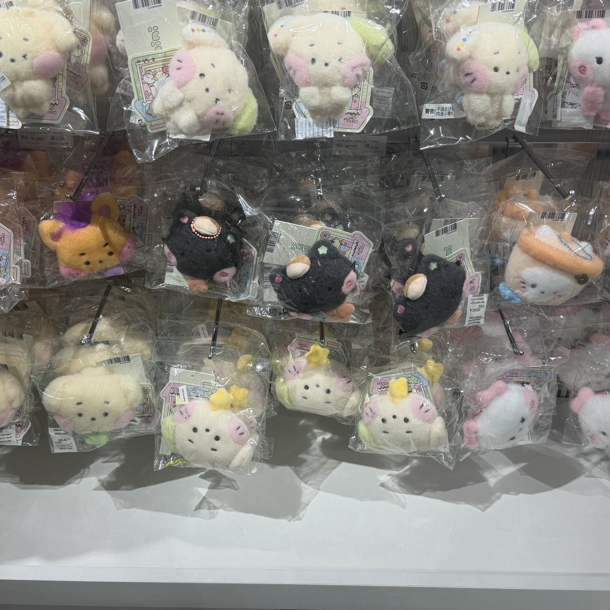 7ryshx_'s tweet photo. 愛知のwishniniのぽぷあぷでなぜかりょんりょんだけ全員宙ずり状態にされててオタク困惑 https://t.co/ZvEUzmP5s6