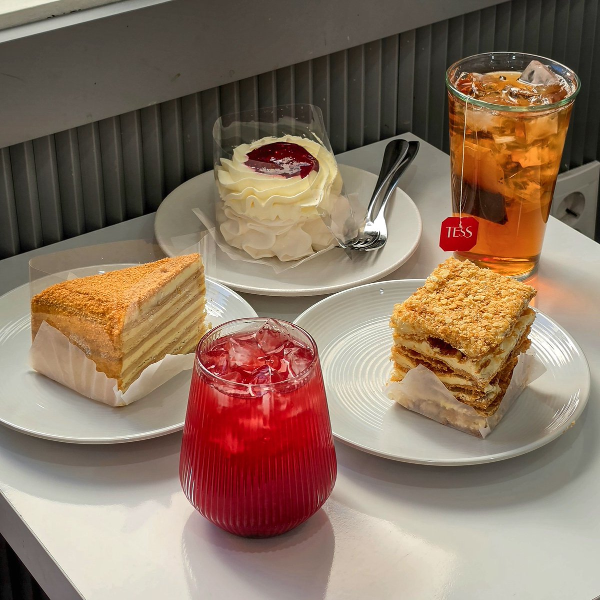 jijiandkati's tweet photo. 전부터 궁금했던 '러시아 케익'에 드디어 다녀왔다🍰 말렌카 제품으로만 접했다가 수제 메도빅을 먹어보니 확실히 덜 달고 더 자연스러운 케이크 맛이라 좋았고 폴란드에서 먹어본적 있었던 나폴레옹(크레무프카)를 한국에서도 다시 먹어볼 수 있어서 반가웠던 시간. 함께 마신 베리티는 티백이 아닌- https://t.co/UdpbZGm90r