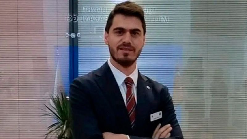 serbestiyetweb's tweet photo. Hisseleri TERA tarafından şişirilen Özata Denizcilik’in yöneticisi İskender Balcı, eski BDDK Kurul üyesi Mustafa Balcı’nın oğlu, Hazine ve Maliye Bakan Yardımcısı Osman Çelik’in damadı çıktı

https://t.co/mOtPO2P6sl

🔺Fon krizinden hemen önce Özata’nın YK üyeliğinden istifa eden İskender Balcı, Hazine ve Maliye Bakan Yardımcısı Osman Çelik’in damadı.

🔺Ama esas kritik olan babası Mustafa Balcı, eski BDDK Kurul üyesi, halen BDDK Etik Komisyonu üyesi.

🔺Fon soruşturmasının merkezindeki Tera’nın bankasına kuruluş ve faaliyet izinleri, Mustafa Balcı BDDK Kurul üyesiyken verilmişti.