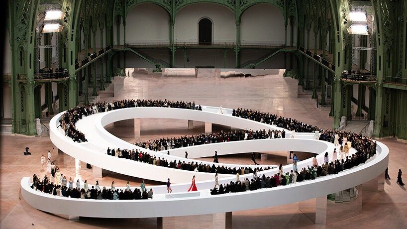 designboom's tweet photo. the runway has never been just a place to show clothes 👀

from theatrical sets to unexpected locations and immersive worlds, fashion designers have turned the catwalk itself into part of the show, blurring fashion, architecture, and performance.
https://t.co/d2taD6d13C https://t.co/PDWie0Mgk0