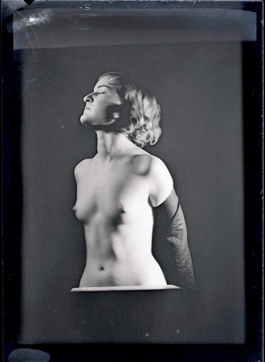 Ttalindeyzac's tweet photo. ‘Nu aux bras masqués’, 
Man Ray, 1931 https://t.co/2b4WS75vlN