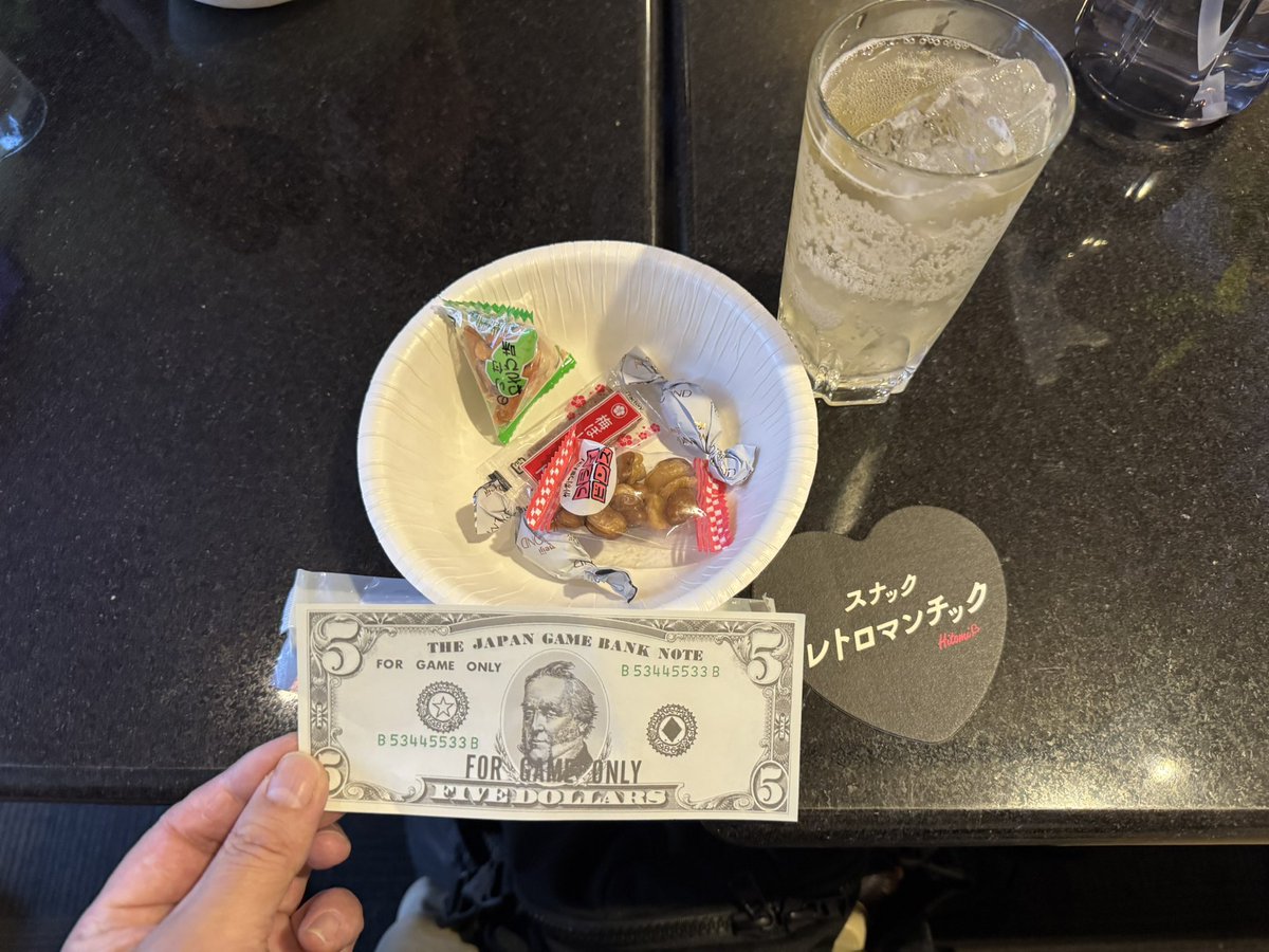 miorizm's tweet photo. 東高円寺リンクで開催された新井ひとみのスナックレトロマンチック のリアル版2部に参加

まさにネ申イベント

「ウィスキーはお好きでしょ 」
お酒苦手なんですがせっかくひとみママが作ってくれるなら、と飲んだら普通に美味しいじゃん😋苦手克服♪

カラオケで中森明菜の「スローモーション」を歌ってくれたのが
すっごくすっごく嬉しくて
凝視しながら耳を傾けた🦻

ずっとひとみちゃんに歌って欲しくて
生で間近で聴けたのでVIPチケット¥16000の元が取れました（感涙）
#新井ひとみ　#スナックレトロマ