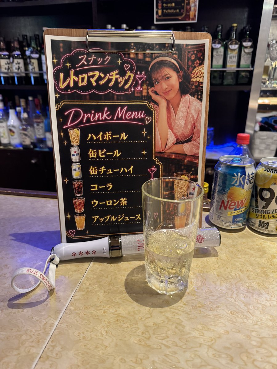 miorizm's tweet photo. 東高円寺リンクで開催された新井ひとみのスナックレトロマンチック のリアル版2部に参加

まさにネ申イベント

「ウィスキーはお好きでしょ 」
お酒苦手なんですがせっかくひとみママが作ってくれるなら、と飲んだら普通に美味しいじゃん😋苦手克服♪

カラオケで中森明菜の「スローモーション」を歌ってくれたのが
すっごくすっごく嬉しくて
凝視しながら耳を傾けた🦻

ずっとひとみちゃんに歌って欲しくて
生で間近で聴けたのでVIPチケット¥16000の元が取れました（感涙）
#新井ひとみ　#スナックレトロマ