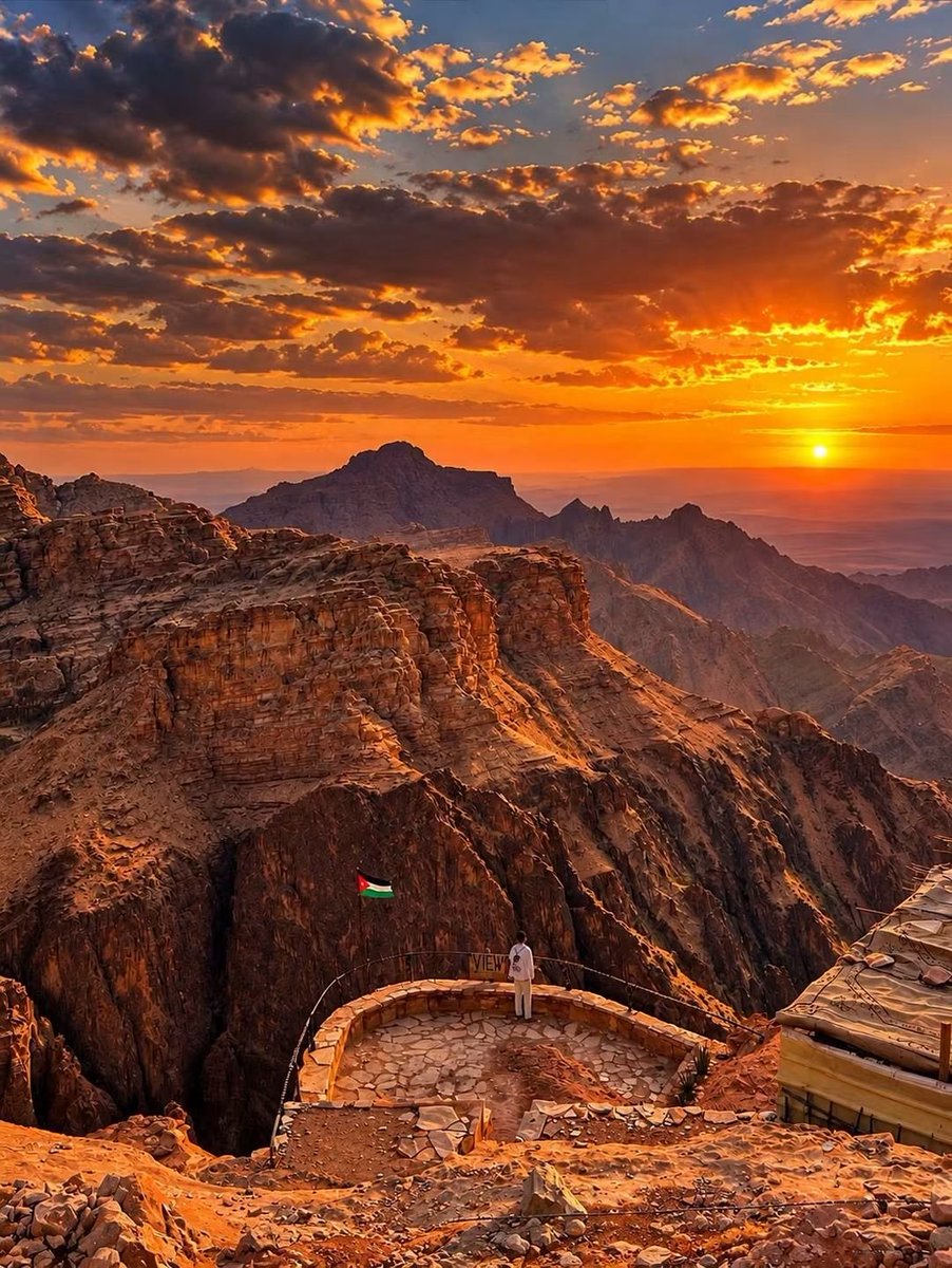 DesertToStars's tweet photo. Petra.
The edge of the world.
#Jordan https://t.co/Vr9uhjhKD5