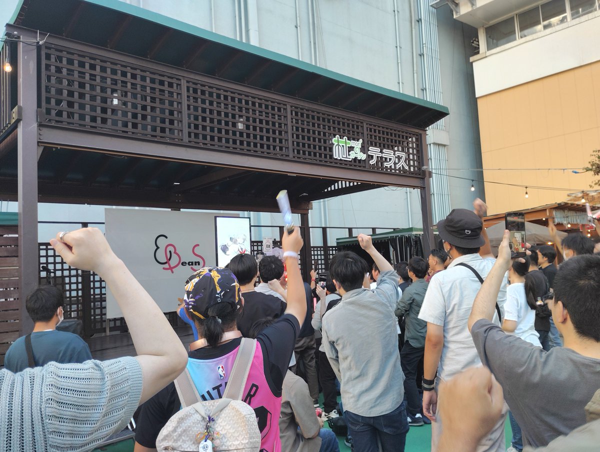 YFVC0132's tweet photo. ちょうど一年前、巫てんりさんの仙台での路上ライブの日。現地ライブの迫力に魅了されてここから色々な人のライブに行くようになりました。 https://t.co/Aw09p9krkR