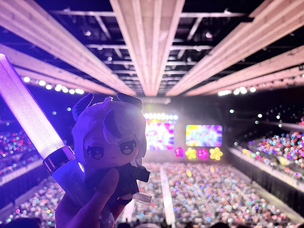 31__mochi's tweet photo. 生ラプ様拝んできた可愛すぎたああᵒ̴̶̷̥́ㅁᵒ̴̶̷̣̥̀💜
ミニだけど痛バ作るの初だったから隙間だらけだった߹~߹💦
企画もライブも全部楽しかったよありがとおお！！

 #ねぽっくす
 #ねぽっくすday2 https://t.co/qqNwWsuYKi