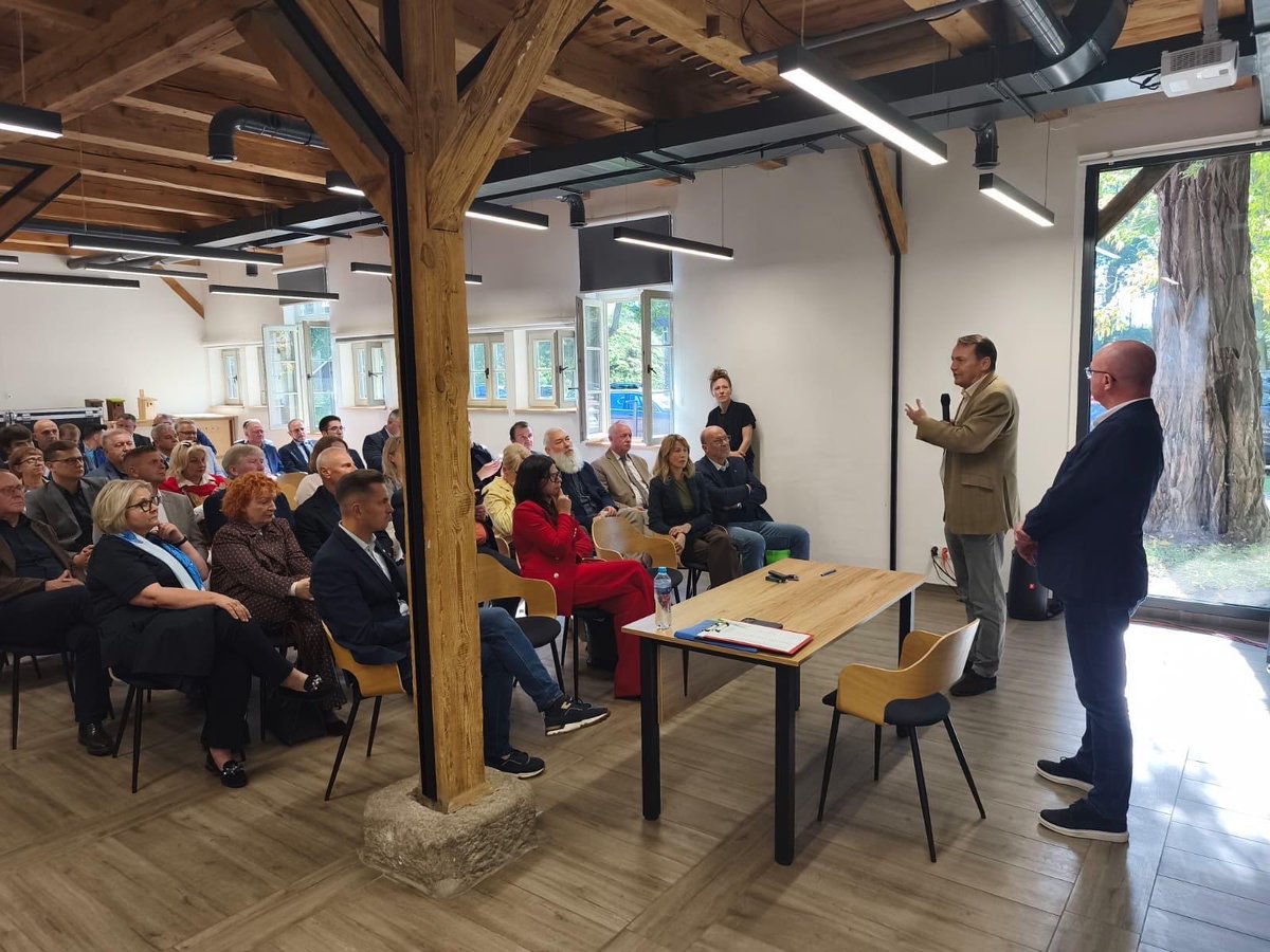 sikorskiradek's tweet photo. Siłą kraju jest siła regionu! Dziękuję za wczorajsze spotkanie @Obywatelska_KO 🤍❤️ https://t.co/dwfdqmBnhg