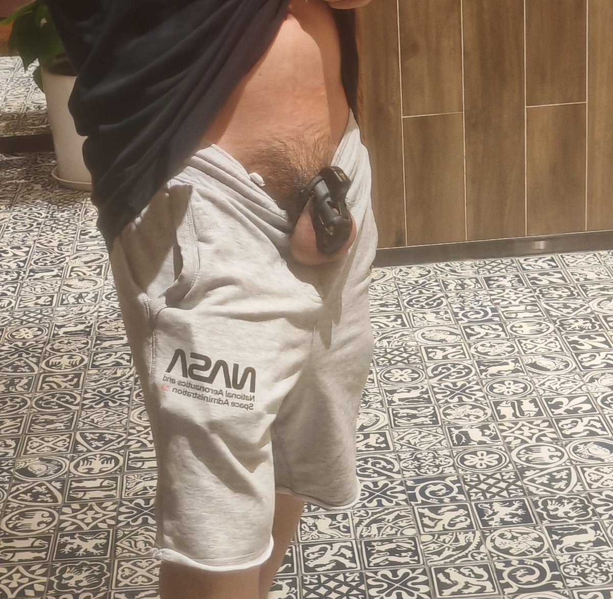 plasmabran23076's tweet photo. 买的锁终于到了，在深圳的mo吃着西餐，笼子却一直顶起着👀👀
就是没有找到一个放心能交钥匙的哎
#0m #男大 #锁 #控r #骚狗 https://t.co/tiA94pnsXY