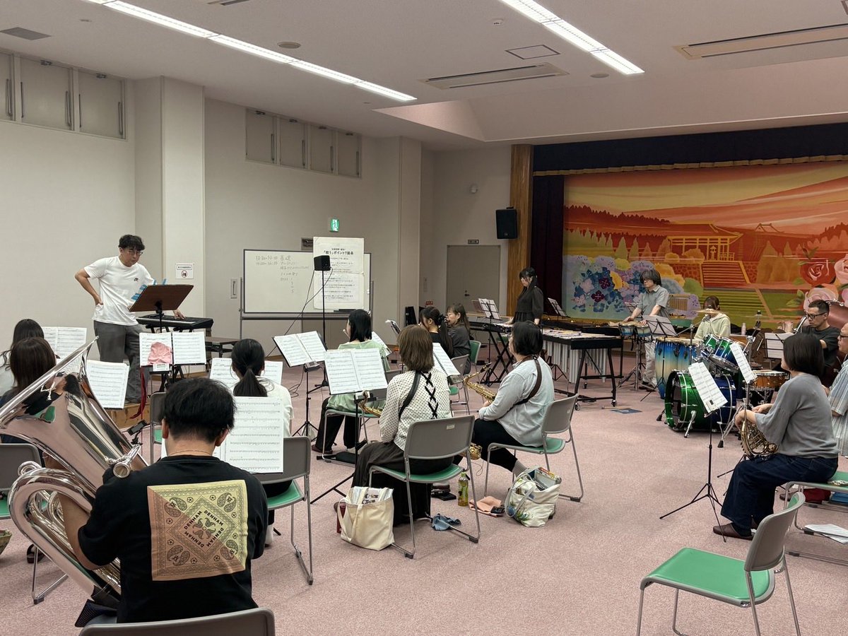 naracity1971's tweet photo. 9月最終の奈良市吹

雨天は室内楽の吹奏楽には関係ないと思われがちですが、奈良市吹は影響を受けます

打楽器を運ぶからです☔️

そんな中、10月のブラスエイドに向けて、粛々と練習はすすみます

そして、今日は3名も練習見学に来られ、お一人はめでたく入団
🎵٩(ˊᗜˋ*)و♔☆❣️
嬉しいですね♡ https://t.co/wLM7MiA4YK