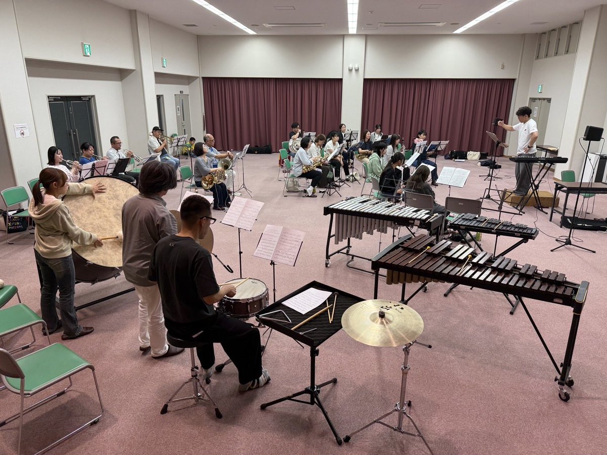 naracity1971's tweet photo. 9月最終の奈良市吹

雨天は室内楽の吹奏楽には関係ないと思われがちですが、奈良市吹は影響を受けます

打楽器を運ぶからです☔️

そんな中、10月のブラスエイドに向けて、粛々と練習はすすみます

そして、今日は3名も練習見学に来られ、お一人はめでたく入団
🎵٩(ˊᗜˋ*)و♔☆❣️
嬉しいですね♡ https://t.co/wLM7MiA4YK