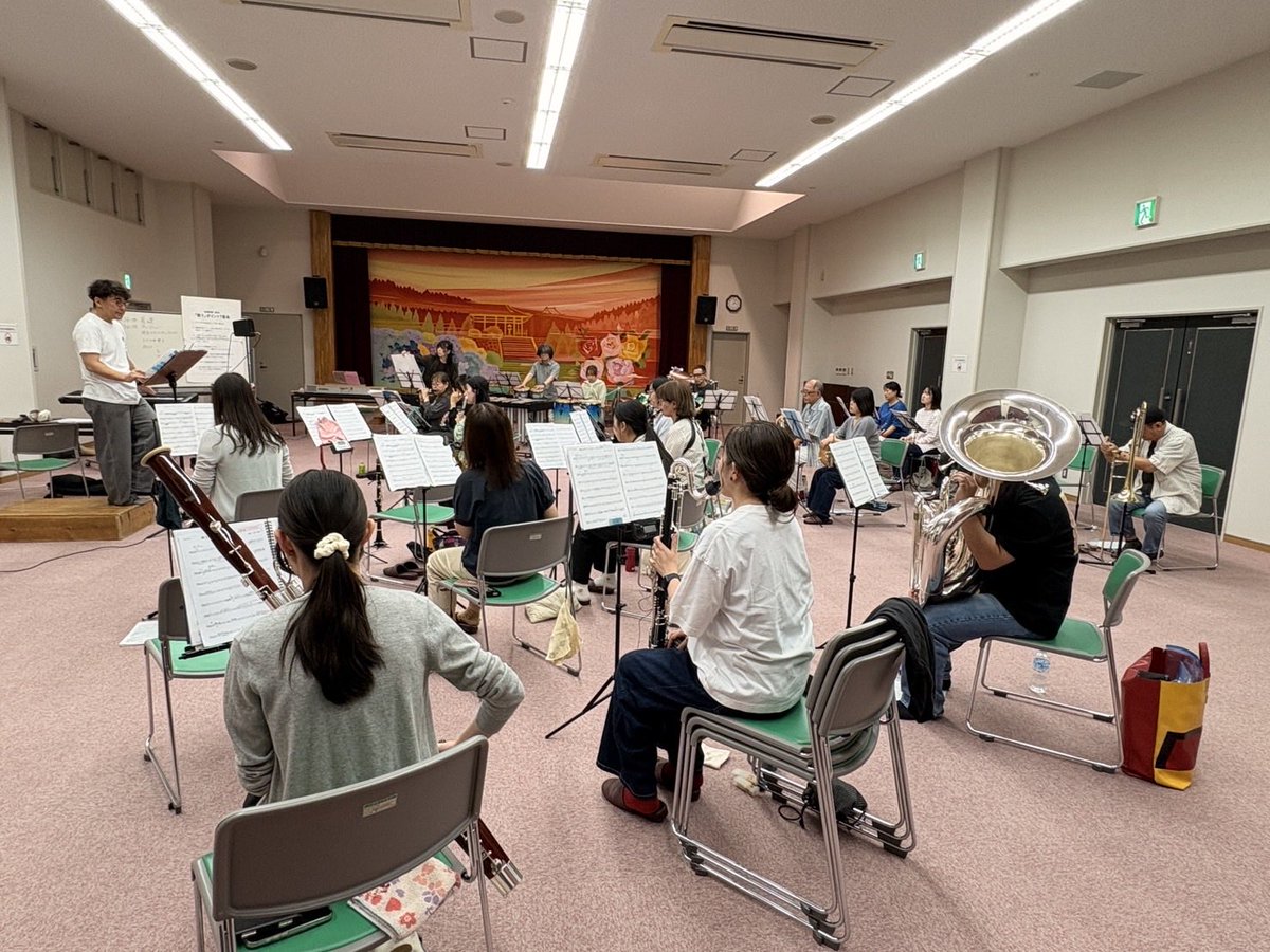 naracity1971's tweet photo. 9月最終の奈良市吹

雨天は室内楽の吹奏楽には関係ないと思われがちですが、奈良市吹は影響を受けます

打楽器を運ぶからです☔️

そんな中、10月のブラスエイドに向けて、粛々と練習はすすみます

そして、今日は3名も練習見学に来られ、お一人はめでたく入団
🎵٩(ˊᗜˋ*)و♔☆❣️
嬉しいですね♡ https://t.co/wLM7MiA4YK