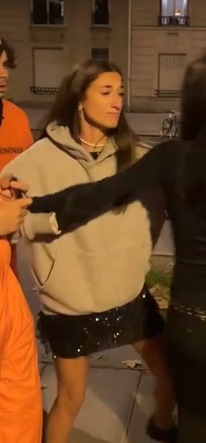 letetoncolossal's tweet photo. @sheitanha Ceux que bcp comprennent pas c'est que le soucis c'est son intention à celle en pull à capuche gris, elle voulait défendre son gars et elle lui a aucun moment dissuader de frapper une fille https://t.co/ThHsN5cfnC