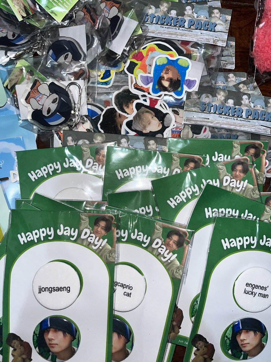 _syenhypen's tweet photo. endless dunkin funmeet freebies 

• 1:1, will be given randomly, but i could give more if u can show voting or streaming proofs
• note that some freebies were supposedly for jay’s bday, and may include hs
• open for trades https://t.co/5ew0I9id7R