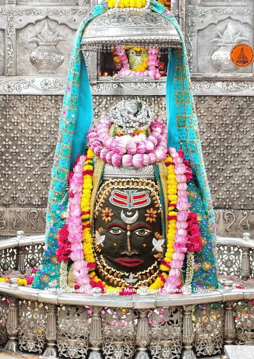 ROOPCHAUDHARY's tweet photo. ॐ श्री महाकालेश्वराय नमः
दिनांक 27 सितम्बर 2026 को ज्योतिर्लिंग भगवान श्री महाकालेश्वर जी का संध्या काल दिव्य आरती श्रृंगार दर्शन💐💐🕉️ नमः शिवाय 💐💐बाबा महाकाल भगवान जी के  पावन चरणों में कोटि कोटि नमन वंदन है 💐💐शुभ संध्या जी 💐💐🙏🙏 https://t.co/eU2G1PgWkY