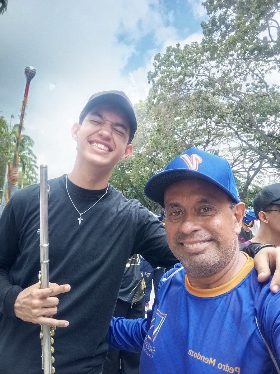 bscdonbosco's tweet photo. Con compañeros de Carabobo, en el ensayo, Récord Guinness, Caracas, Venezuela https://t.co/I0rLiBD5su