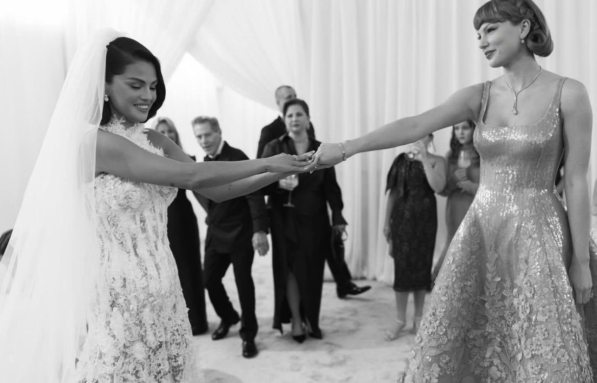 enzofwd__'s tweet photo. o casamento da selena ainda nos rendeu essa foto linda com a taylor, uma das minhas favs https://t.co/svRaO4Lh7Y